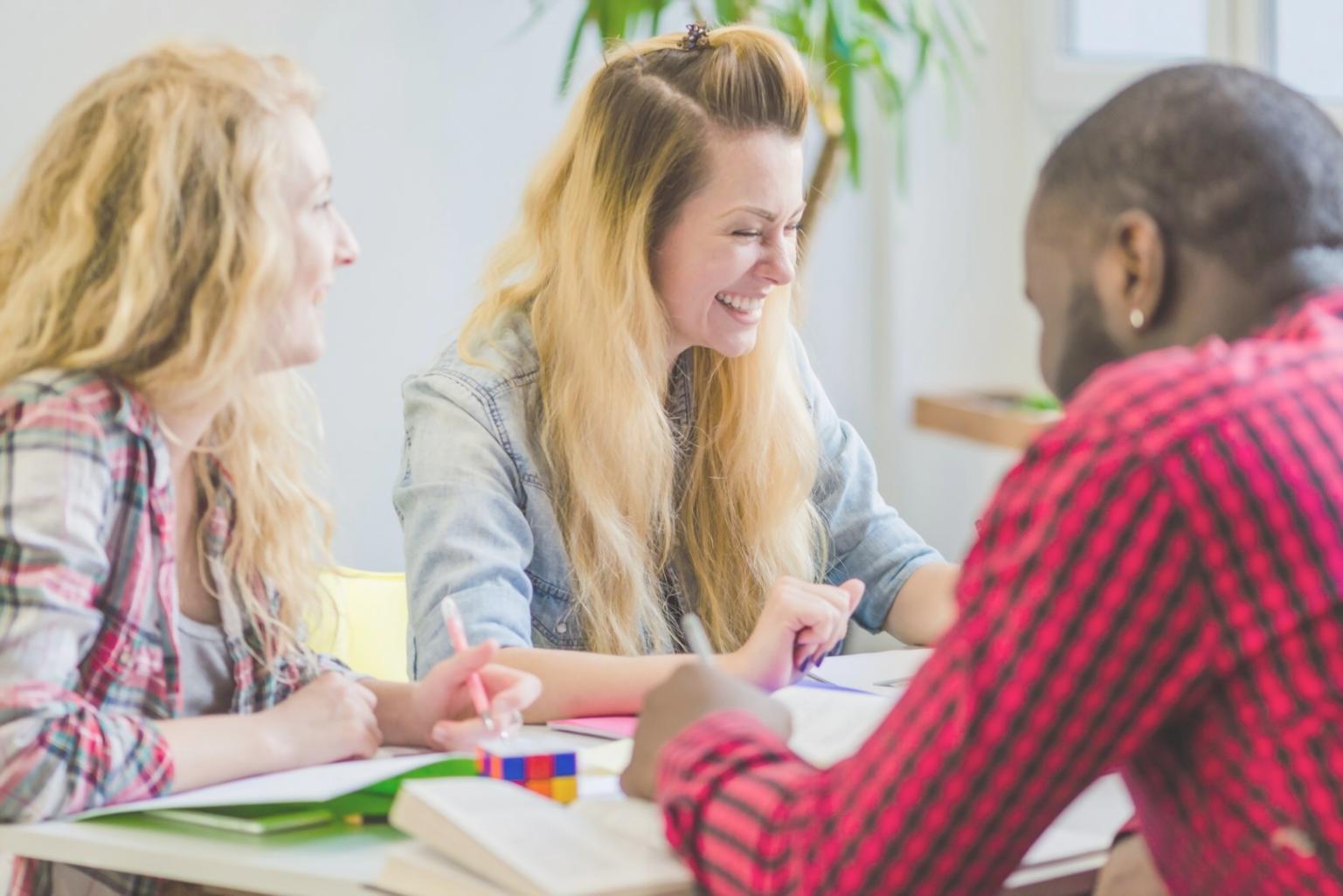 Equipo trabajando en planificación financiera