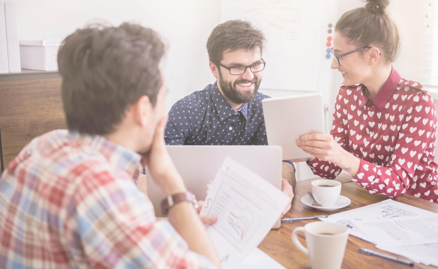 Análisis de datos financieros y gráficos de presupuesto