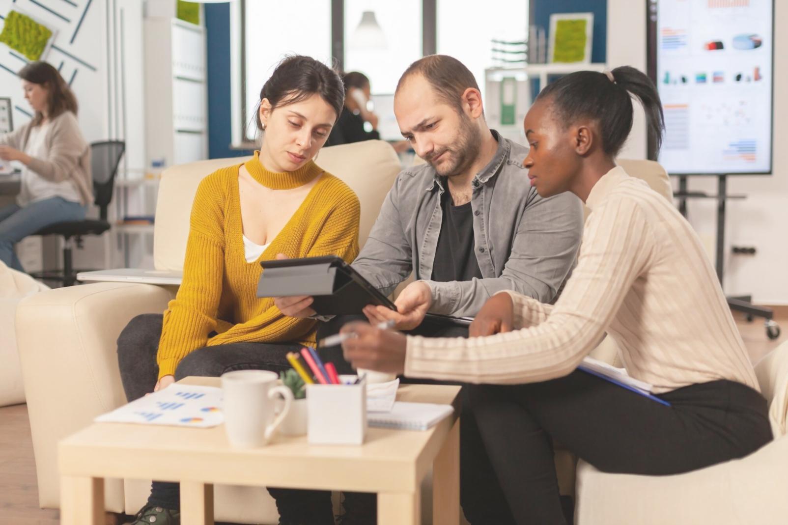 Espacio de trabajo con materiales de planificación financiera