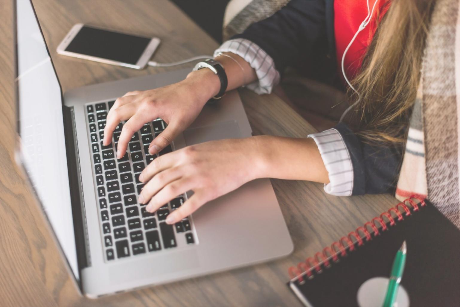 Persona trabajando en planificación financiera con ordenador