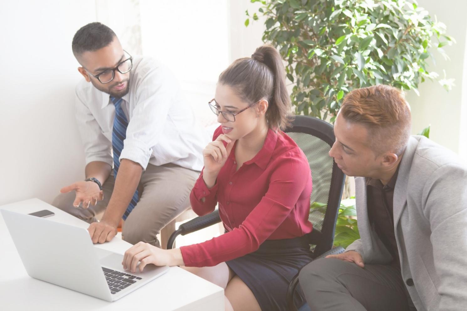 Persona planificando finanzas personales con calculadora y documentos