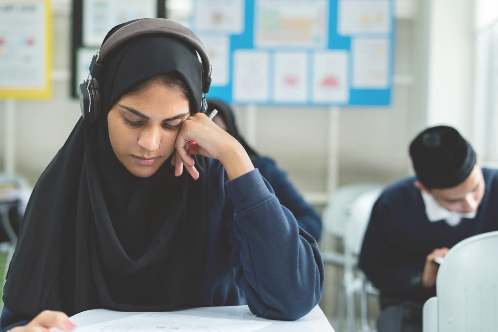 Documentos de presupuesto y calculadora sobre escritorio