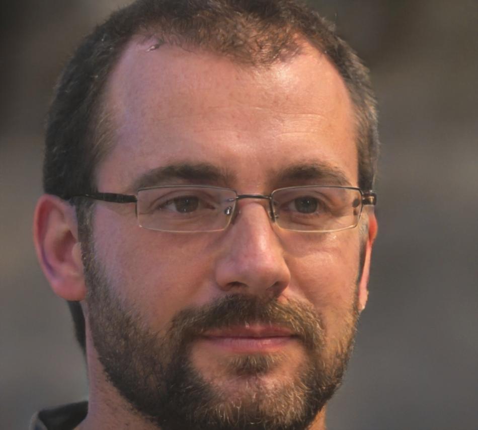 Retrato profesional de Aurelio Santamaría, fundador y especialista en presupuestos de malixorenta